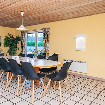 12 Person In Oksbol Feriehus Oster Vrogum